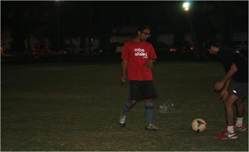 足球运动员在MBASkool运动衫